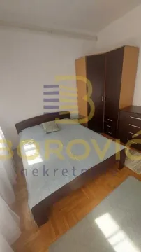 Spavaća soba sa bračnim krevetom i ormarom. - image 6