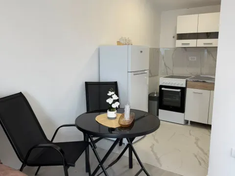 Izdavanje, garsonjera, 36m², Radanovići, Kotor - image 8