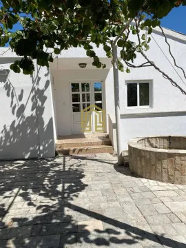 Dvorište kuće sa popločanim platoom i ulaznim vratima. - image 2