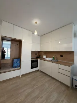 Moderna bijela kuhinja sa drvenim elementima i ugradnim uređajima. - image 5