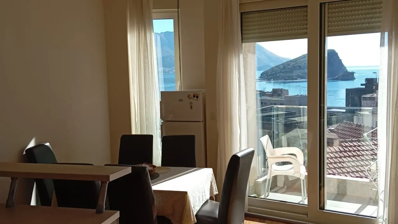 Izdavanje, jednosoban stan, 55m², Budva, Crna Gora