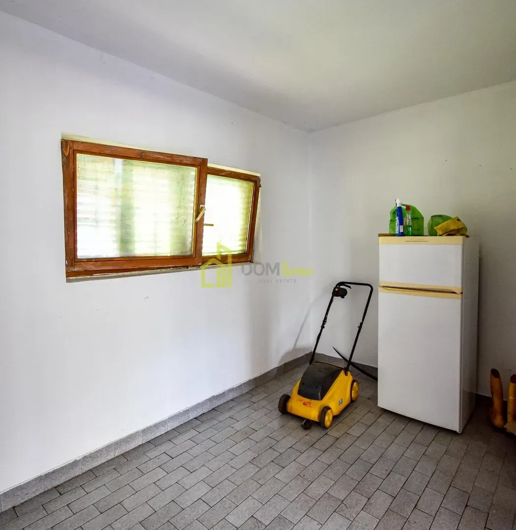 Sale, house, 370m², Tološi, Podgorica