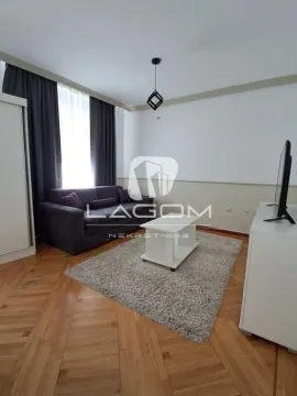 Dnevna soba sa garniturom, stočićem i televizorom. - image 3