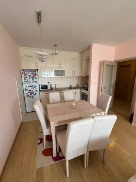 Manja kuhinja sa trpezarijom i svijetlim drvenim namještajem. - image 3