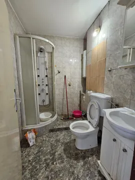 Manje opremljeno kupatilo sa tuš kabinom i sanitarijama. - image 7