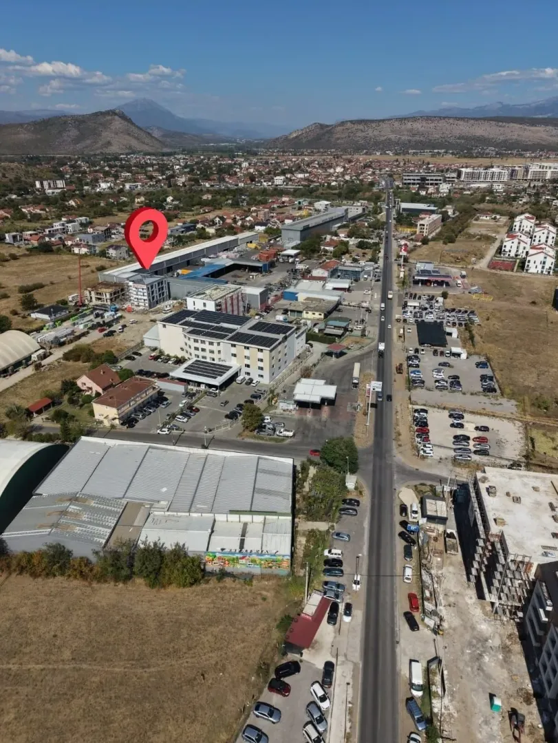 Pogled iz vazduha na gradsko područje sa označenom lokacijom nekretnine.