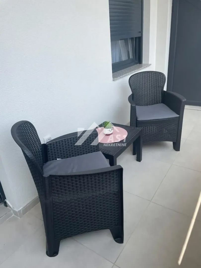 Manja terasa sa garniturom za sedenje.