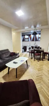 Dnevna soba sa garniturom i trpezarijom u nastavku. - image 3