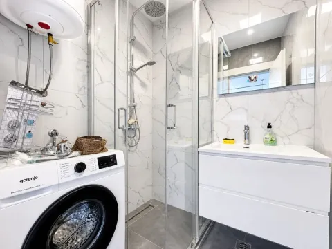 Moderne kupatilo sa tuš kabinom, umivaonikom i veš mašinom. - image 9