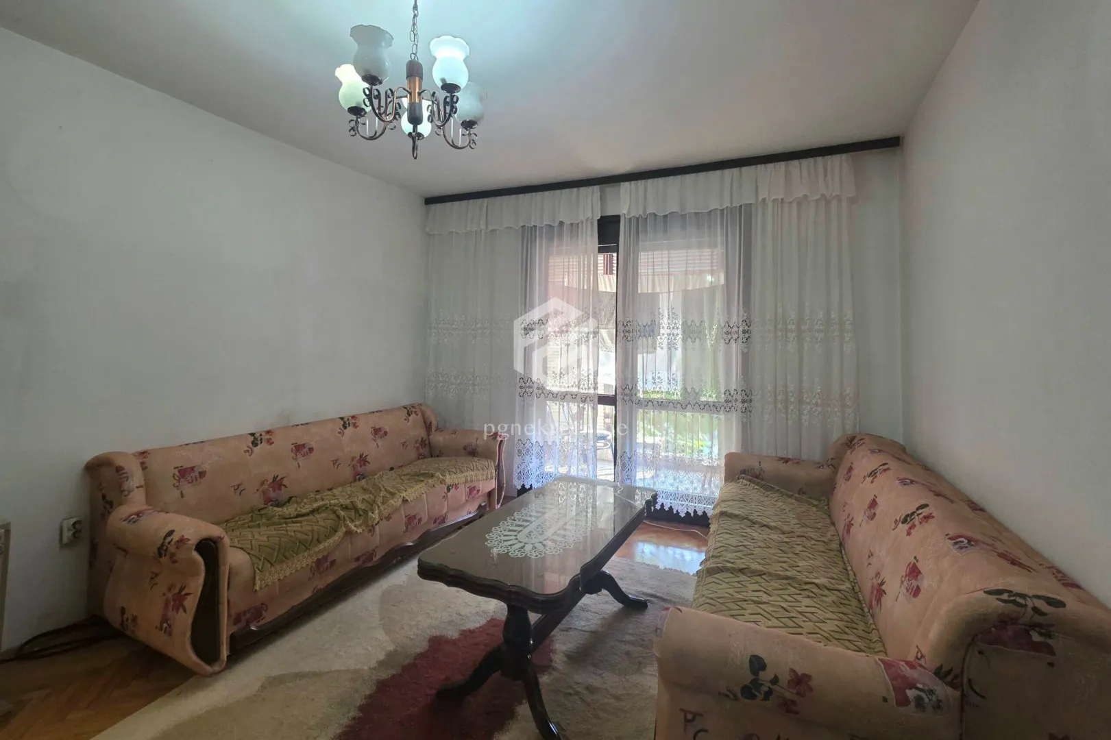 Living room with a sofa, a loveseat and a coffee table.