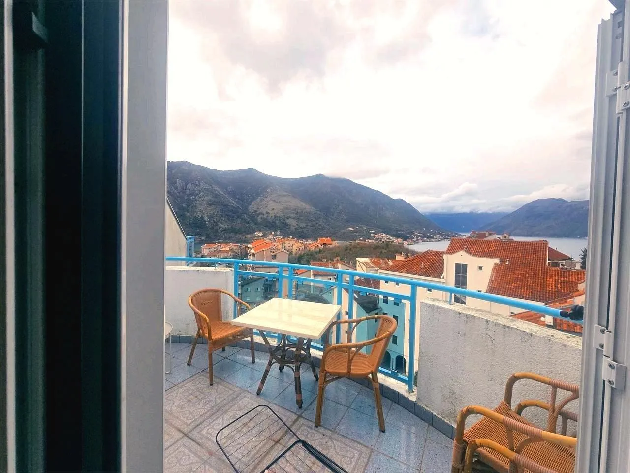 Prodaja, dvosoban stan, 97m², Dobrota, Kotor