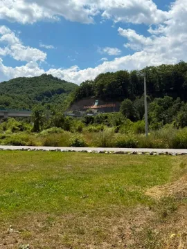Prostrana zelena livada sa pogledom na brda i okolnu prirodu. - image 4