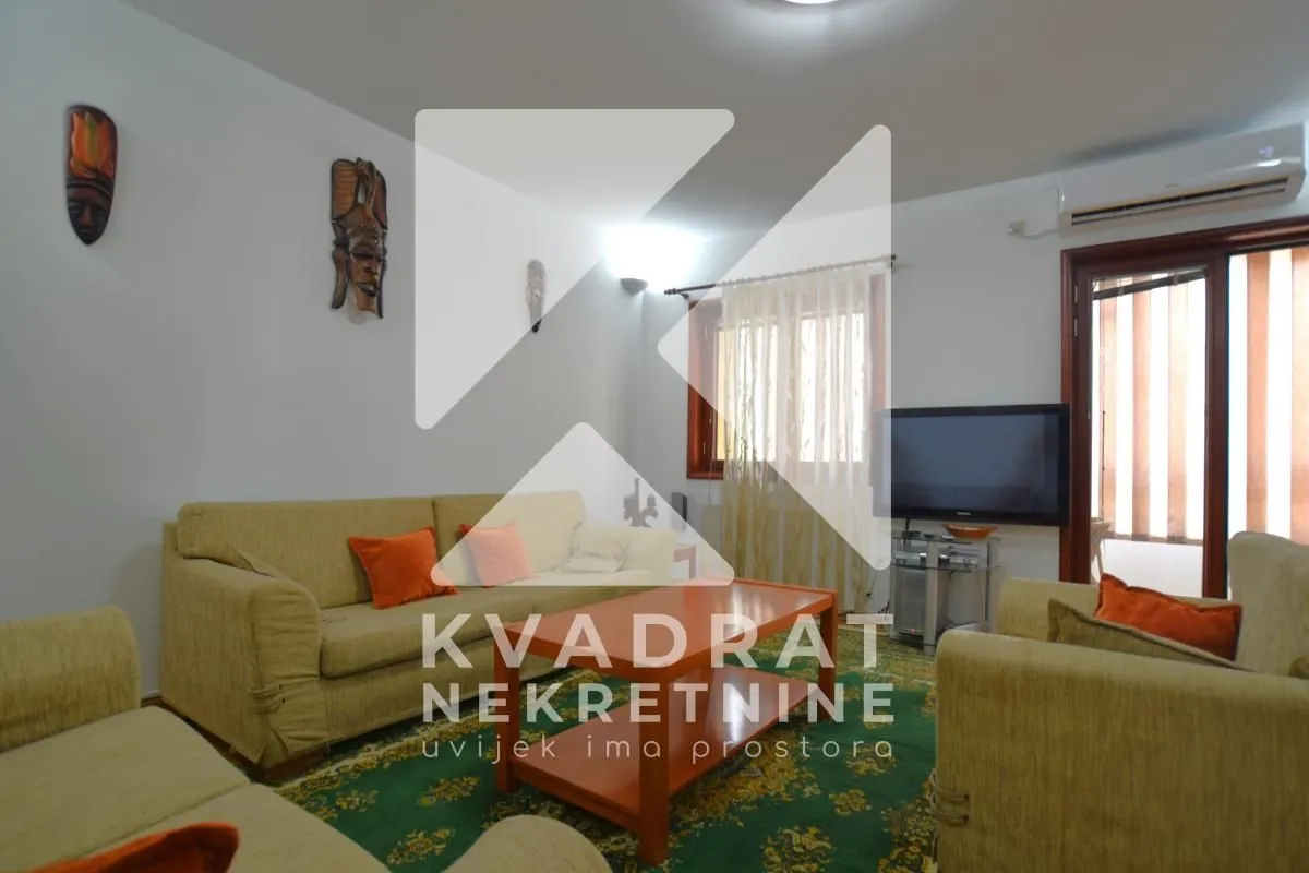 Izdavanje, trosoban stan, 120m², Pobrežje, Podgorica