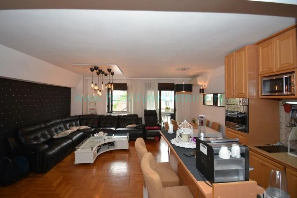 Prodaja, kuća, 430m², Kalenić Pijaca, Vračar Sve Podlokacije