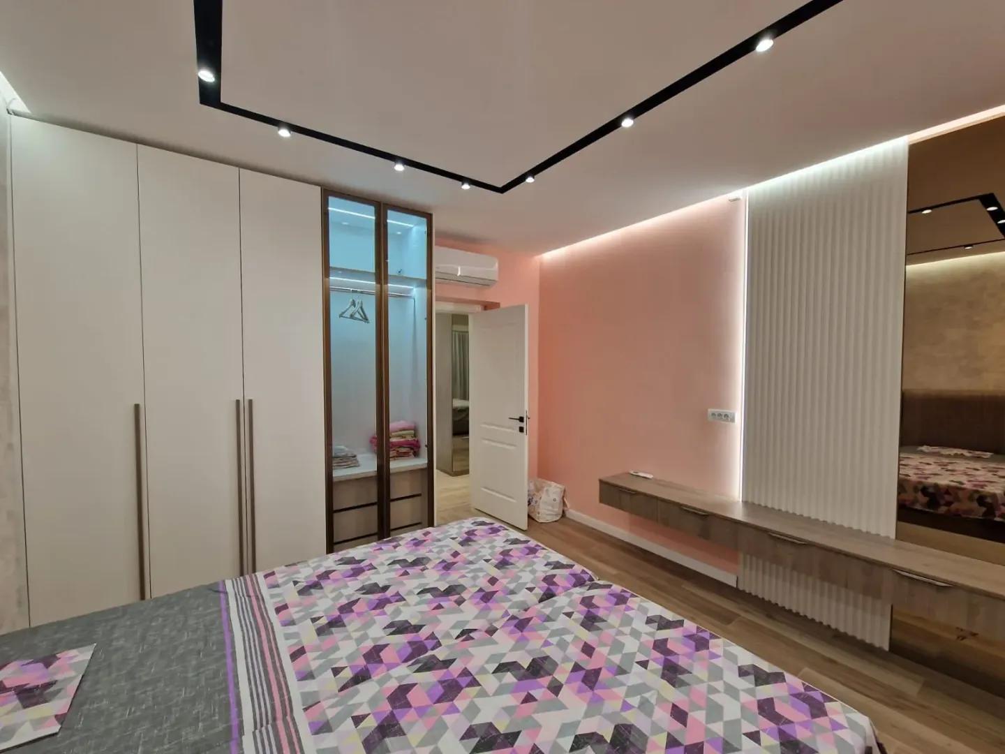 Izdavanje, dvosoban stan, 72m², Tivat, Crna Gora