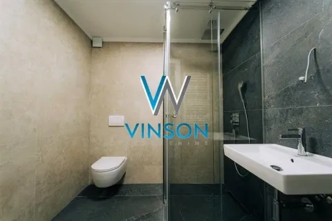 Savremeno opremljeno kupatilo sa tuš kabinom, umivaonikom i toaletom. - image 16