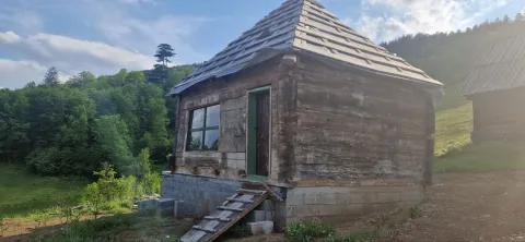 Mala drvena kuća u izgradnji okružena prirodom. - image 2