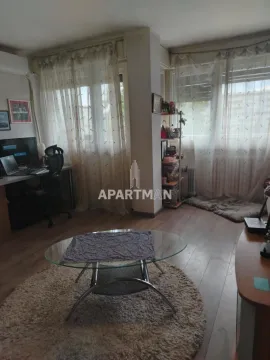 Dnevna soba sa radnim stolom i staklenim stočićem pored prozora. - image 3