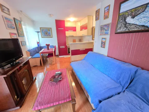 Dnevna soba povezana sa trpezarijom i kuhinjom. - image 3