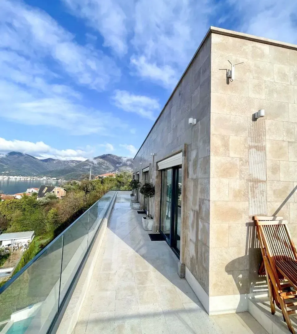 Izdavanje, dvosoban stan, 159m², Tivat, Crna Gora