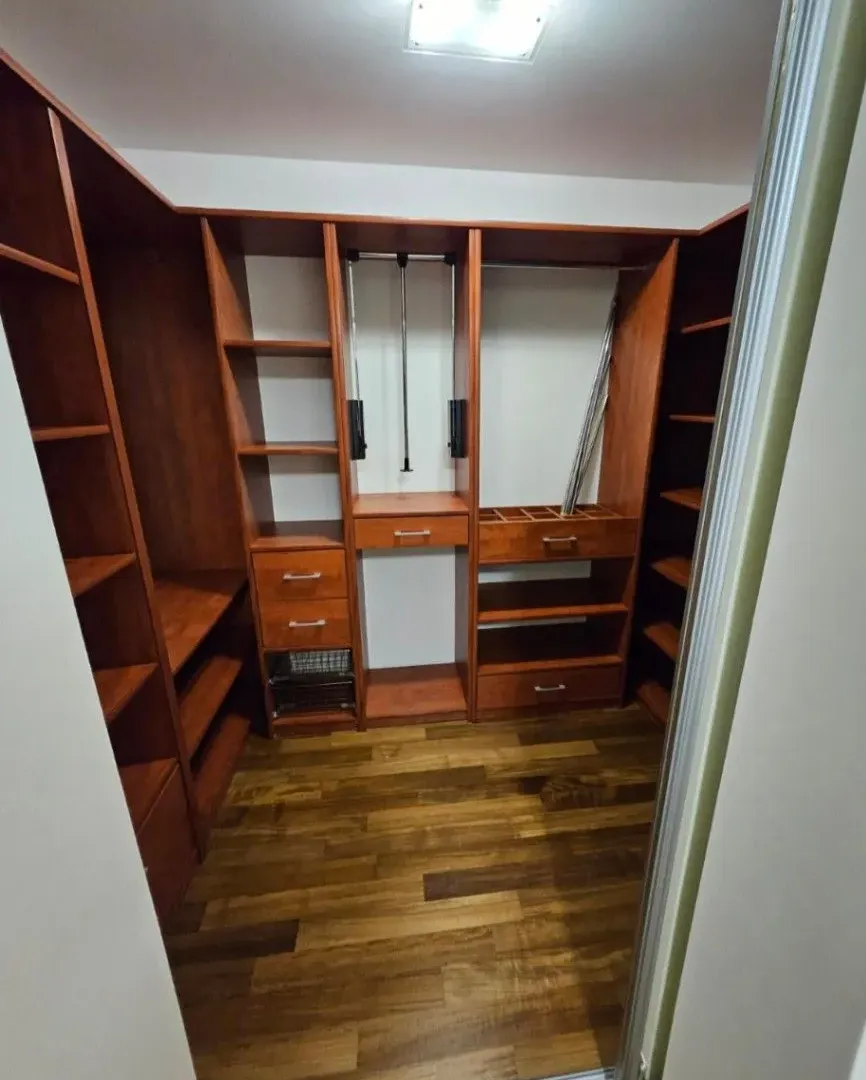 Izdavanje, kuća, 380m², Mareza, Podgorica