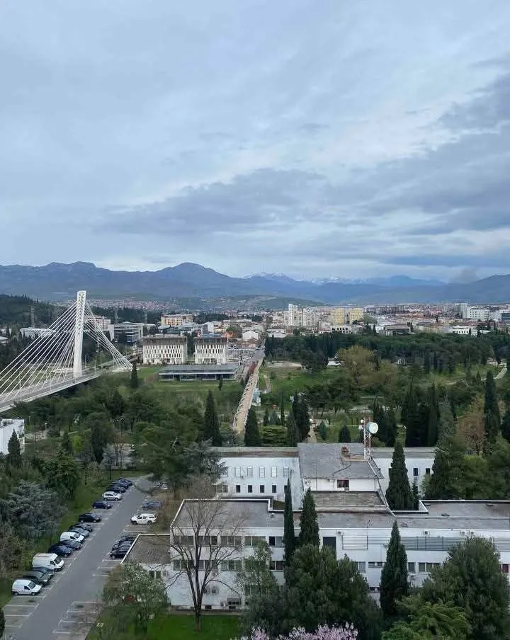 Pogled sa terase na grad, rijeku i most.