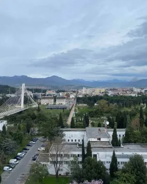 Pogled sa terase na grad, rijeku i most. - image 3