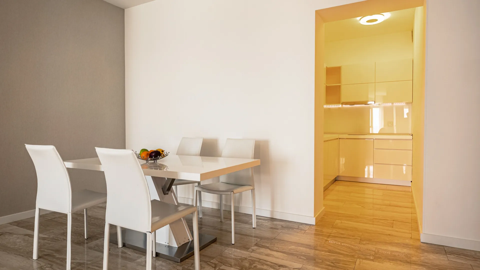 Izdavanje, jednosoban stan, 77m², Tre Canne, Budva