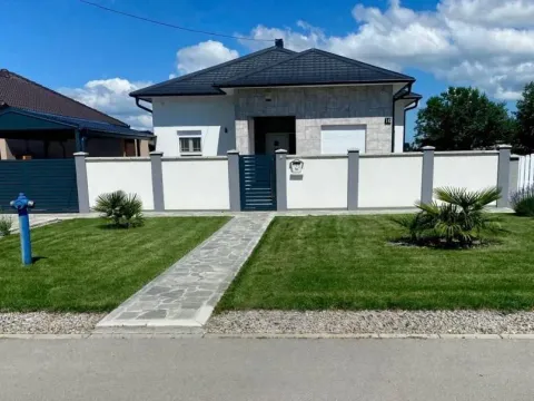 Prodaja, kuća, 143m², Centar, Inđija - image 2