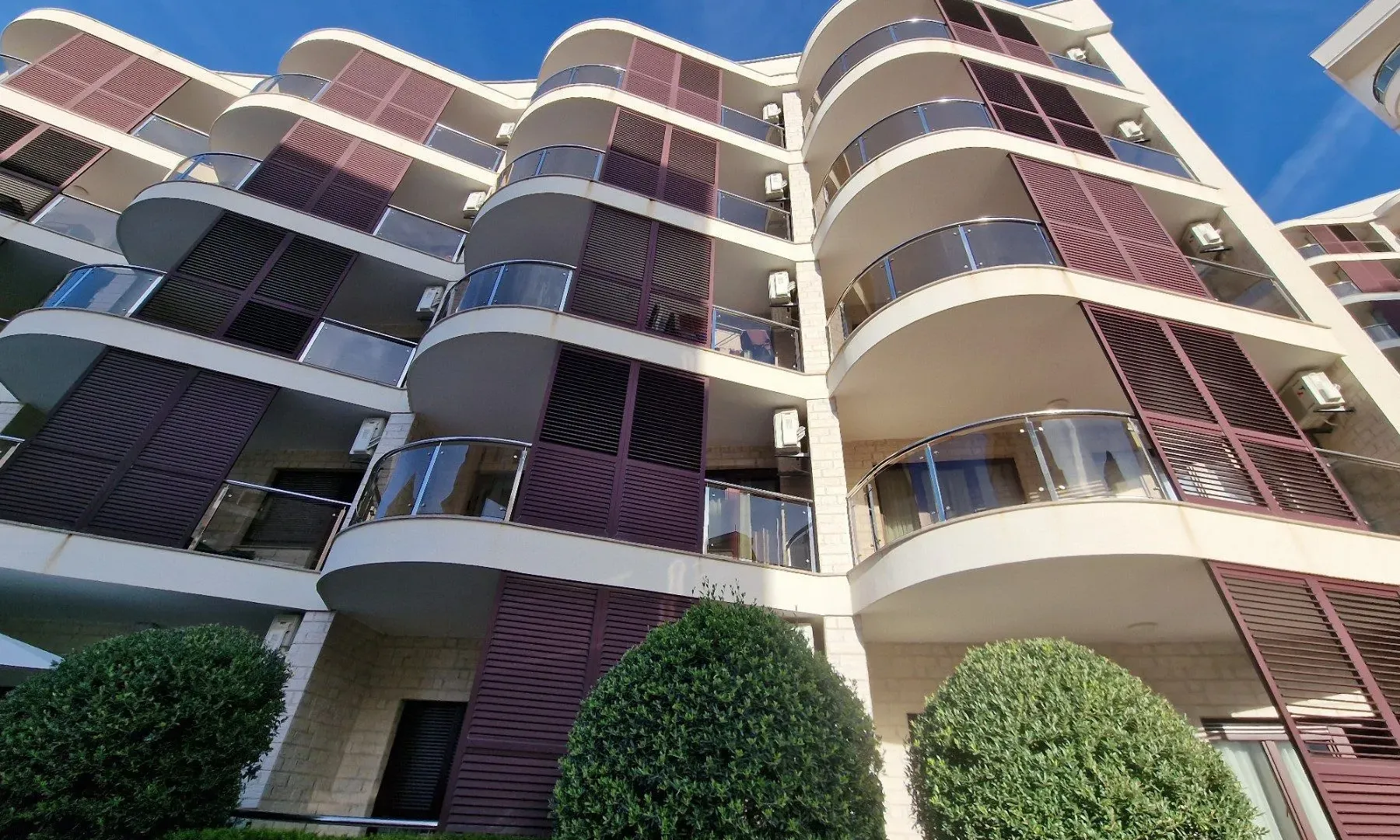 Izdavanje, jednosoban stan, 90m², Bečići, Budva