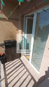 Manja terasa sa balkonskim vratima i malim elementom sa šporetom. - image 6