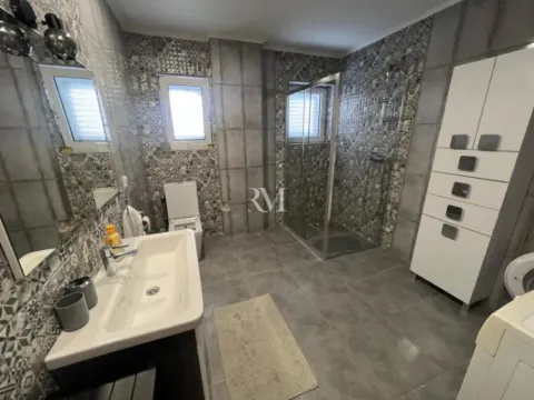 Izdavanje, trosoban stan, 144m², Centar, Tivat - image 10