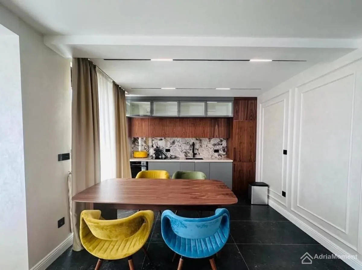 Prodaja, trosoban stan, 105m², Centar, Tivat