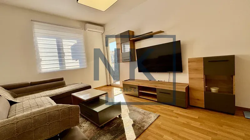 Living room with sofa, TV and access to the terrace.