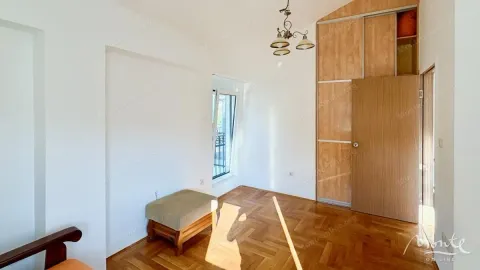 Prazna soba sa parketom i ugradnim ormarom. - image 20