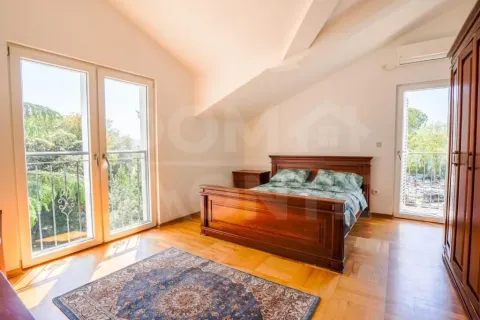 Spacious bedroom with a double bed and access to the terrace. - image 3