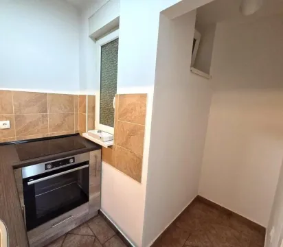 Manja kuhinja sa ugradnom rernom i pločom. - image 4
