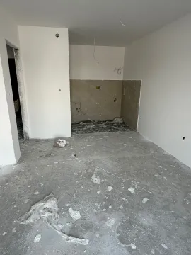 Prazna prostorija u sivoj fazi sa keramičkim pločicama na zidu. - image 4