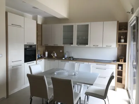 Izdavanje, trosoban stan, 106m², Tivat, Crna Gora - image 11