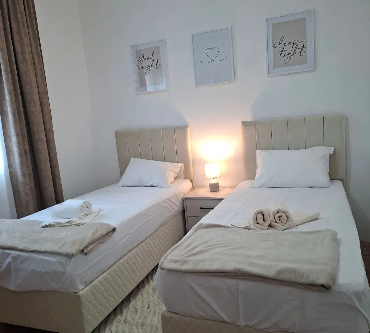 Izdavanje, dvosoban stan, 75m², Škaljari, Kotor