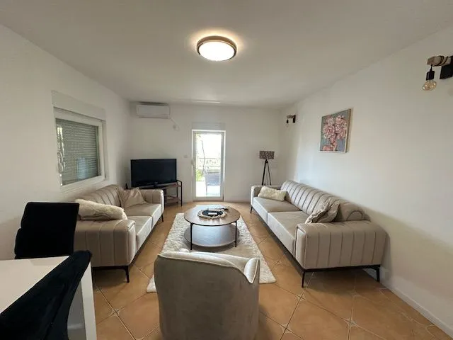 Izdavanje, dvosoban stan, 80m², Podi, Herceg Novi
