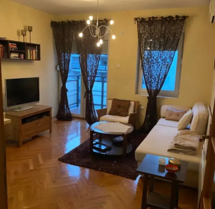 Izdavanje, jednosoban stan, 42m², Blok 9, Podgorica