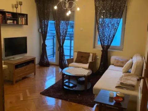 Izdavanje, jednosoban stan, 42m², Blok 9, Podgorica