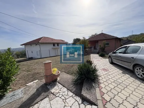 Pogled na dvorište i kuću sa popločanom stazom. - image 2