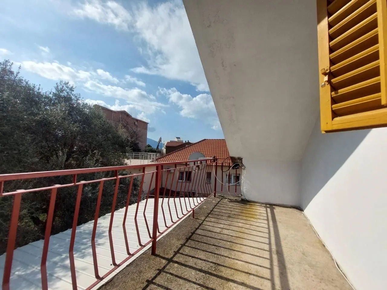 Izdavanje, dvosoban stan, 80m², Kalimanj, Tivat
