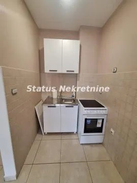 Manja kuhinja sa belim elementima i šporetom. - image 5