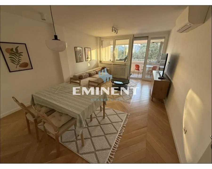 Living room with dining area and access to the terrace.