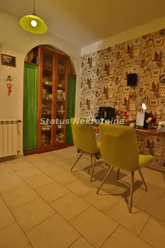 Trpezarija sa stolom, zelenim stolicama i tapetama na zidu. - image 20