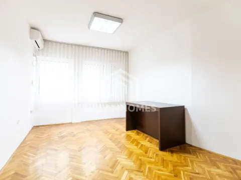 Izdavanje, poslovni prostor, 33m², Centar, Podgorica - image 2