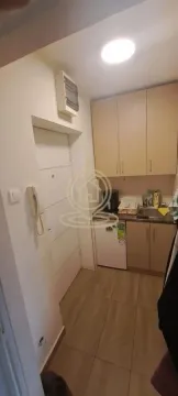 Manja kuhinja sa ormarićima, sudoperom i malim frižiderom pored ulaznih vrata. - image 5